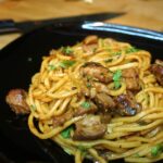 porco com cominhos e chilli noodles óleo malagueta